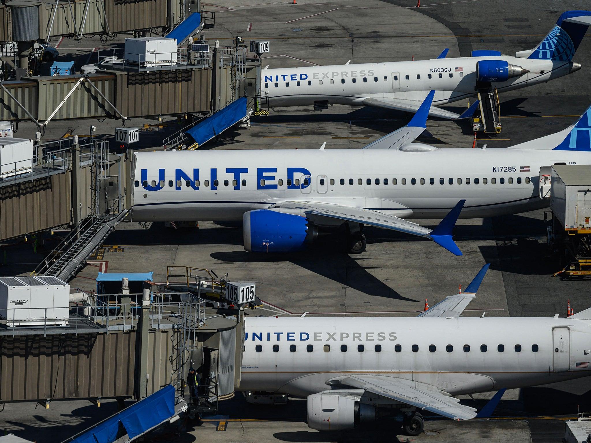 Terror as United Airlines plane drops 28,000ft prompting emergency ...