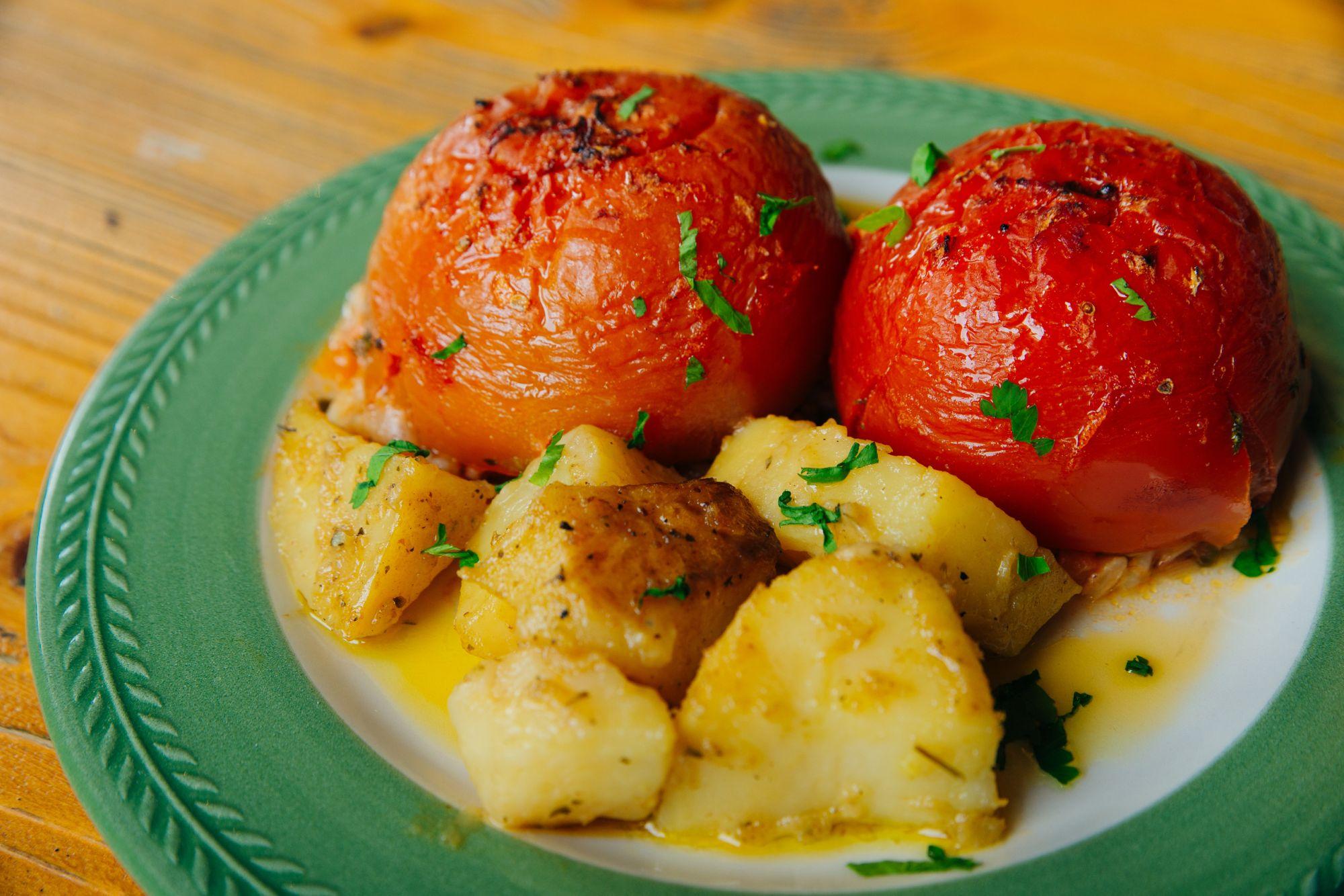 Condividete i piatti ordinate per assaggiare tutte le pietanze di O Platanos © Brester Irina / Shutterstock