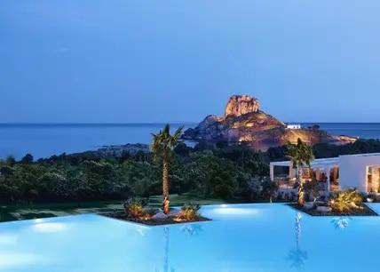 Der Haupt-Pool des Hotels Ikos Aria auf der griechischen Insel Kos. 