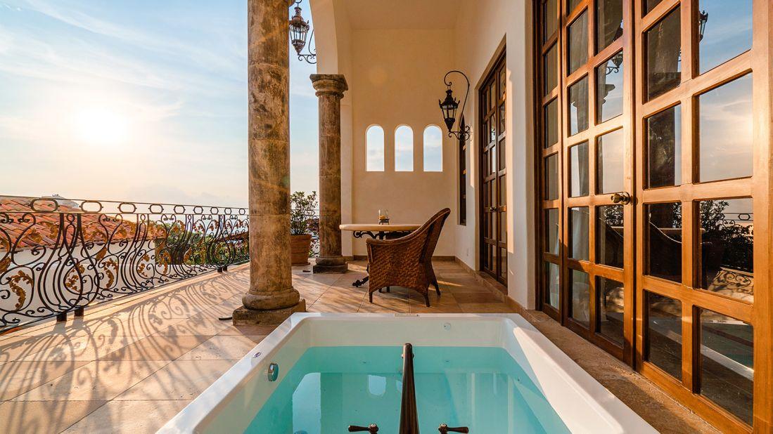 Casa Kimberly, where Liz Taylor and Richard Burton vacationed, has named this suite Cleopatra in honor of the film that brought them together.